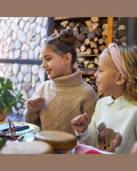 Sweater with thick knitting and pearls (6-16 years)