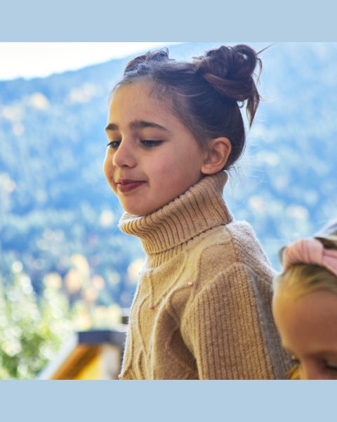 Sweater with thick knitting and pearls (6-16 years)