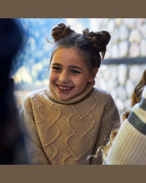 Sweater with thick knitting and pearls (6-16 years)