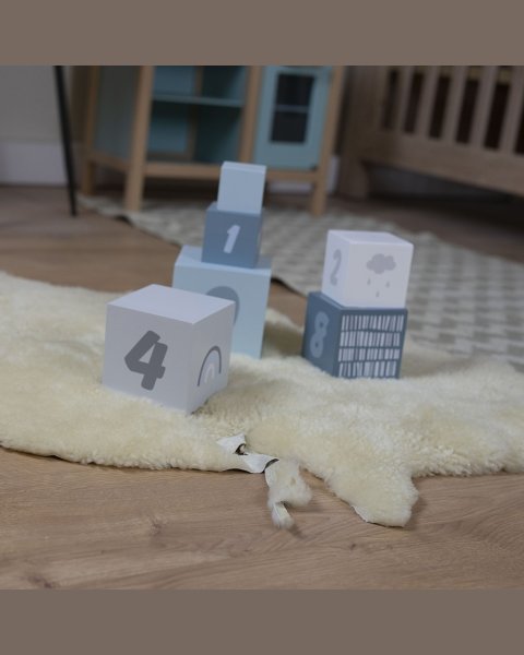 Wooden blue blocks with numbers label label (12+ months)