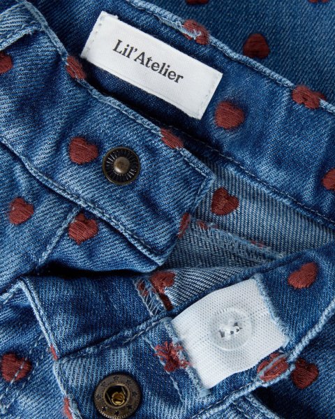 Παντελόνι τζιν Lil'Atelier με κεντητά στοιχεία (2-7 ετών)